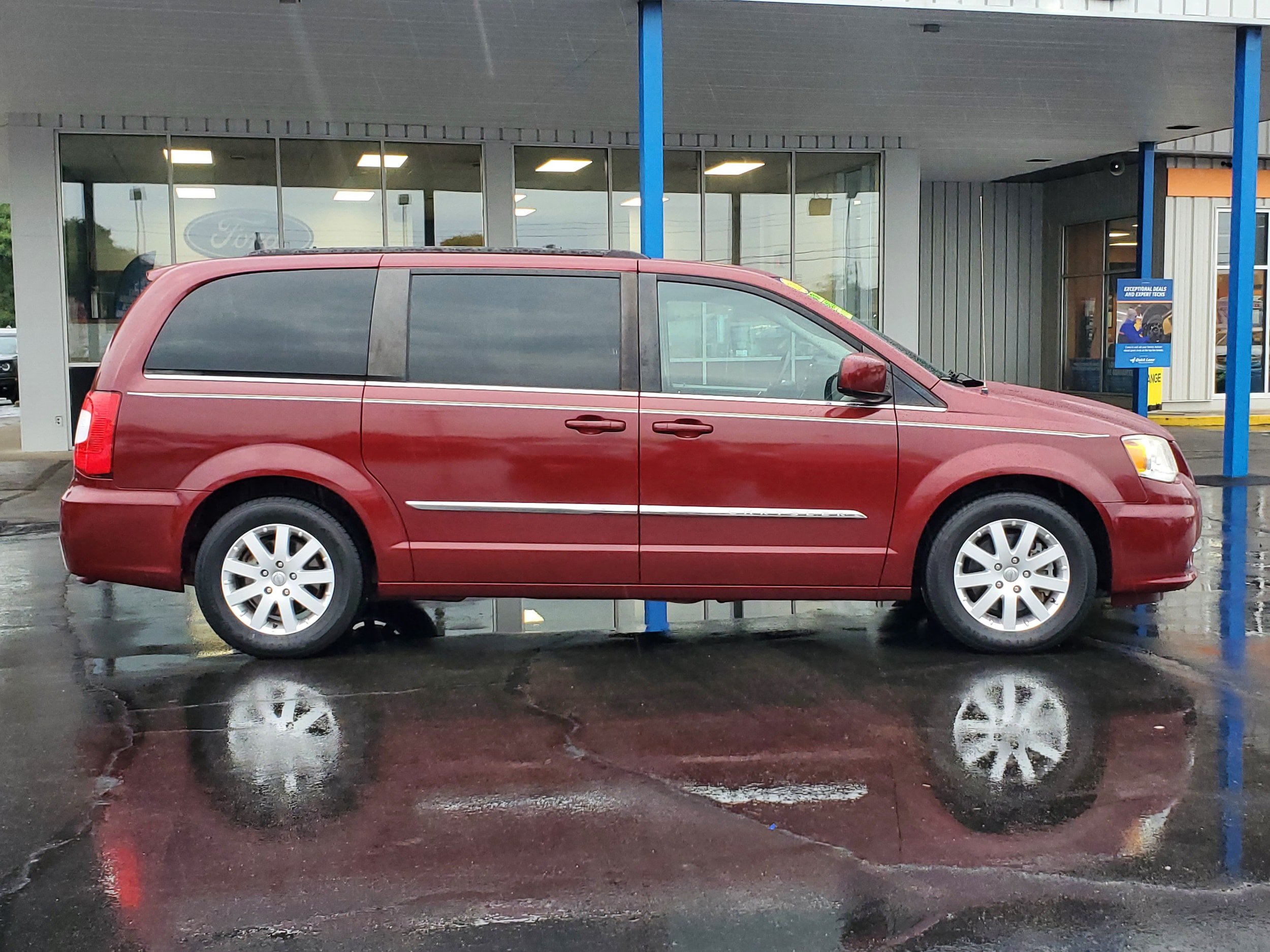 Used 2016 Chrysler Town & Country Touring FWD image 5
