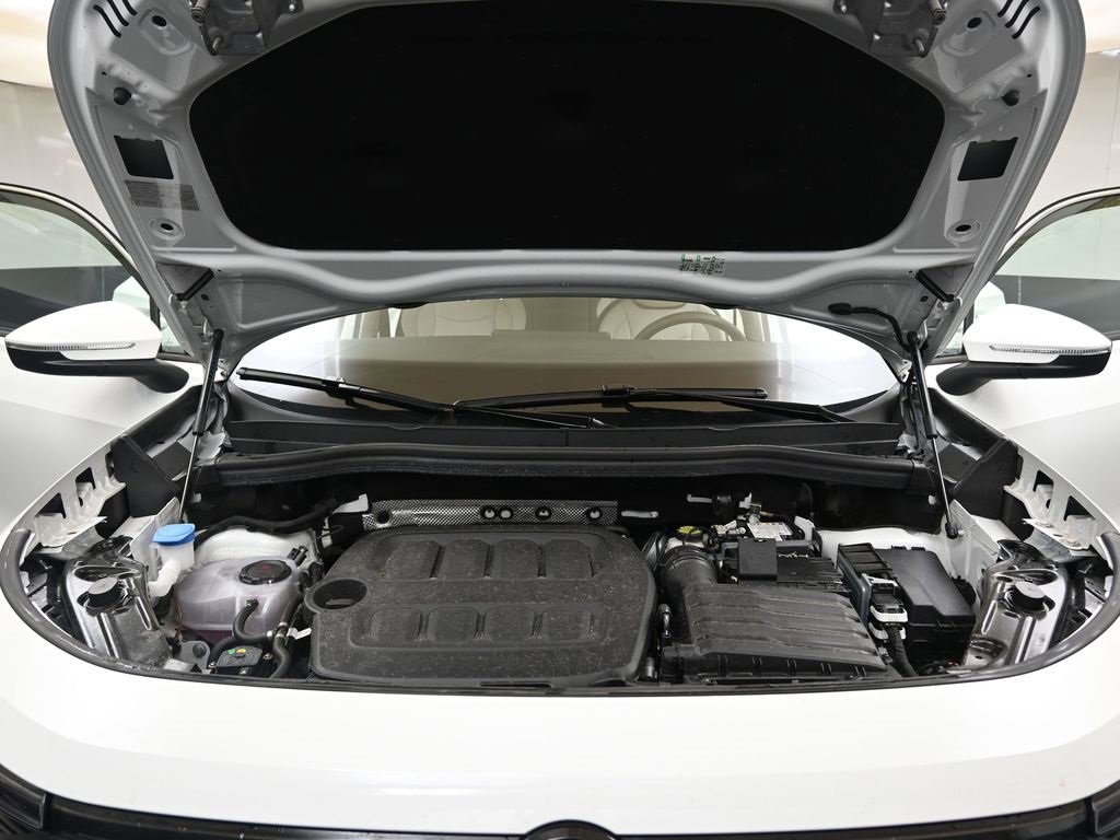 Used 2025 Volkswagen Tiguan SE w/ Panoramic Sunroof Package image 9