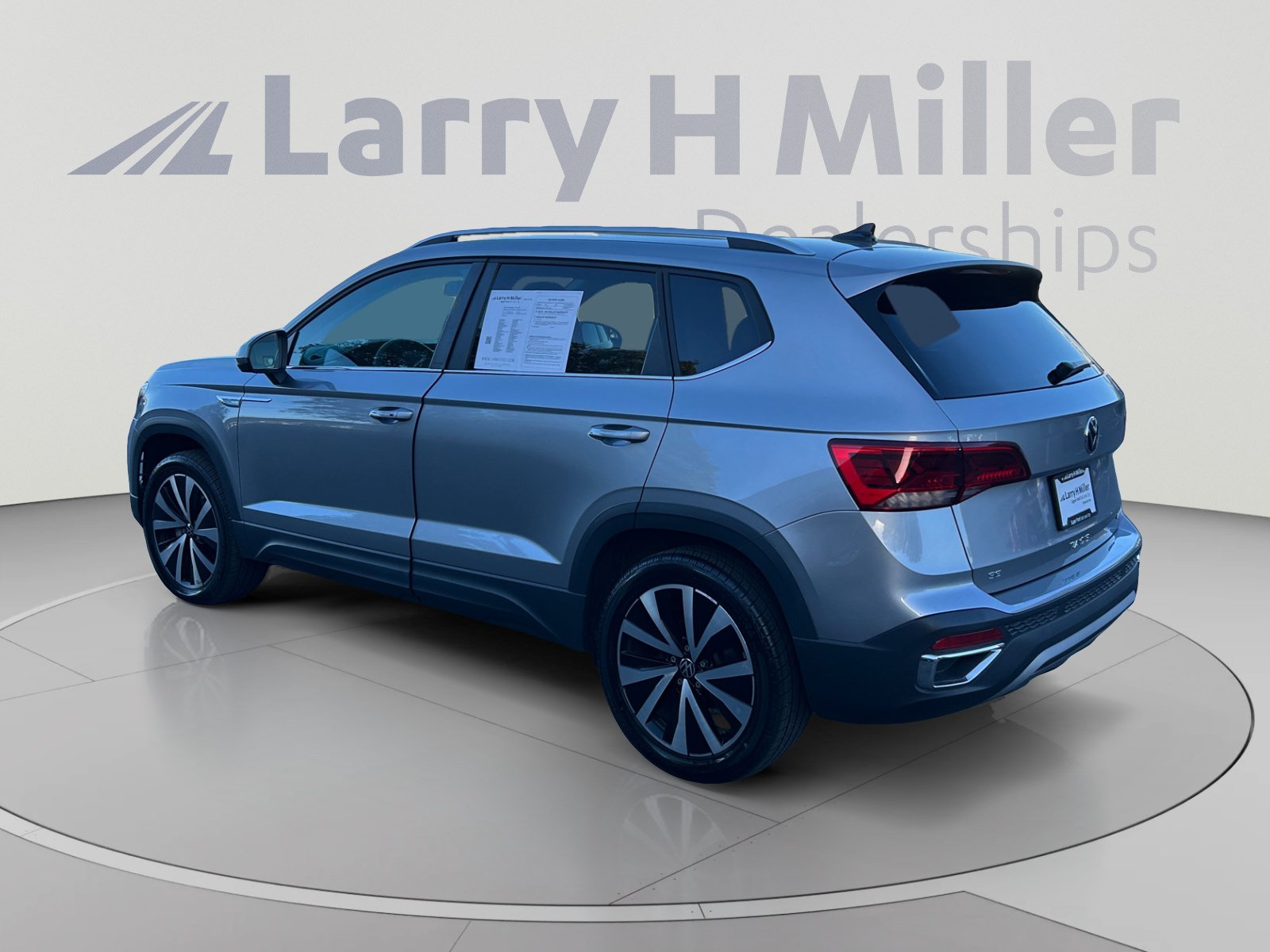 Used 2022 Volkswagen Taos SE FWD image 3