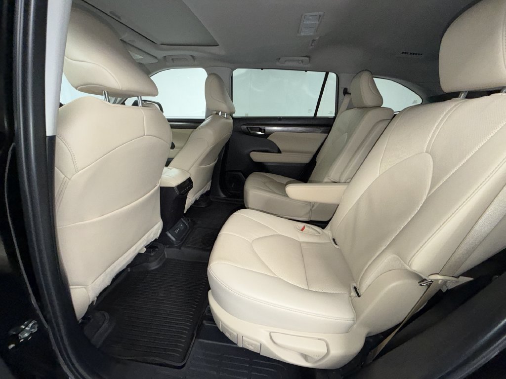 Certified 2024 Toyota Highlander Limited AWD/4WD image 11