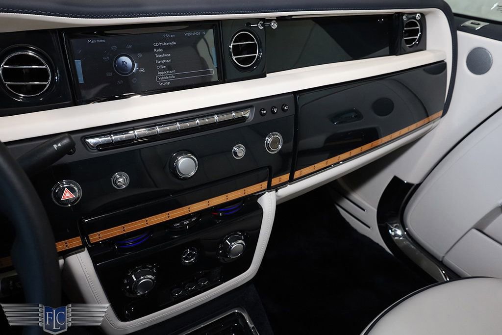 Used 2017 Rolls-Royce Phantom Drophead Coupe image 34