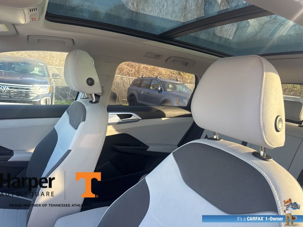 Used 2025 Volkswagen Taos SE w/ Panoramic Sunroof Package image 9