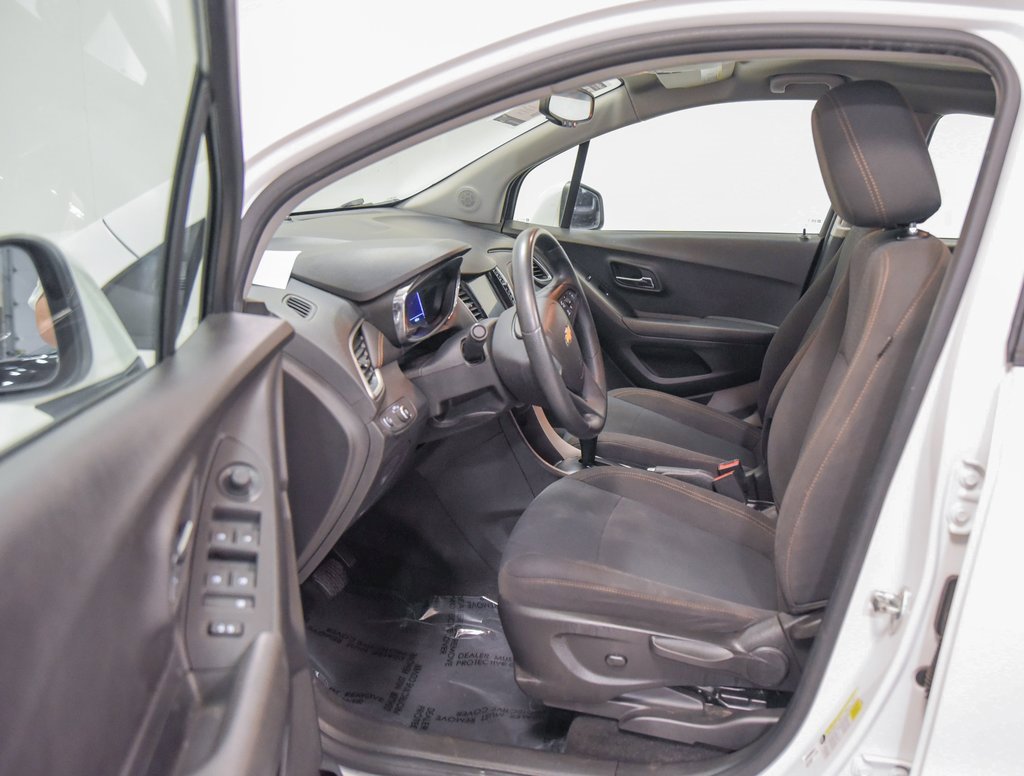 Used 2020 Chevrolet Trax LS image 2