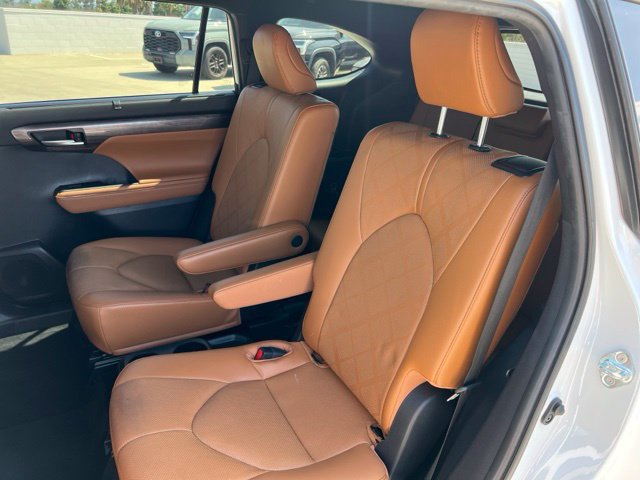 Used 2023 Toyota Highlander Platinum FWD image 14