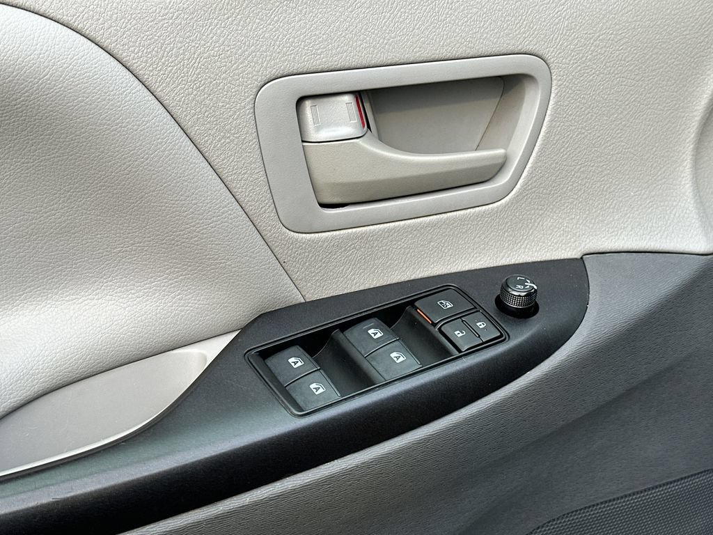 Used 2019 Toyota Sienna L FWD image 14
