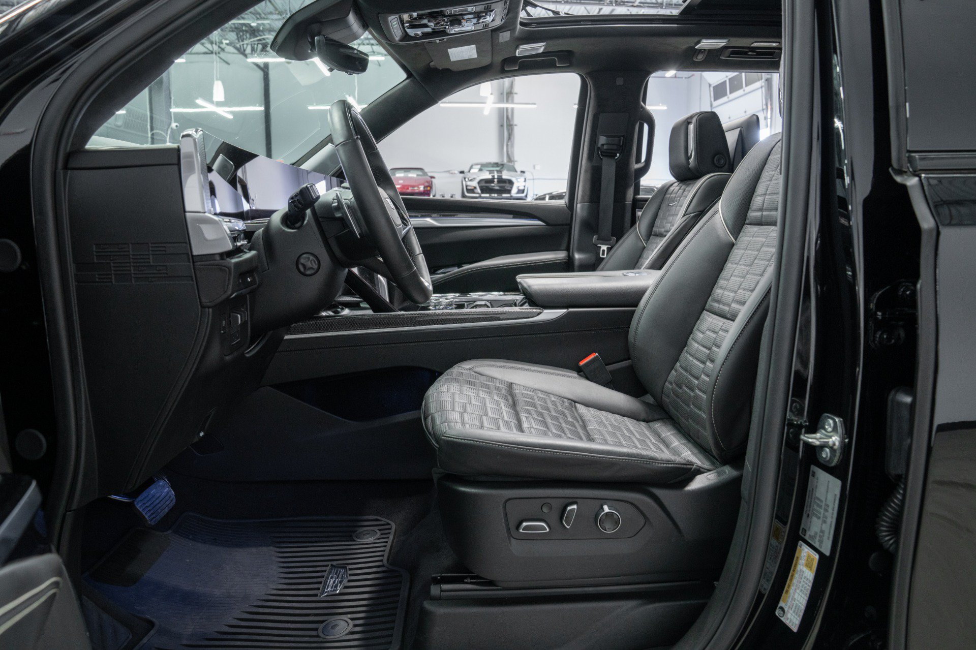 Used 2025 Cadillac Escalade V w/ LPO, ONYX Package AWD/4WD image 40