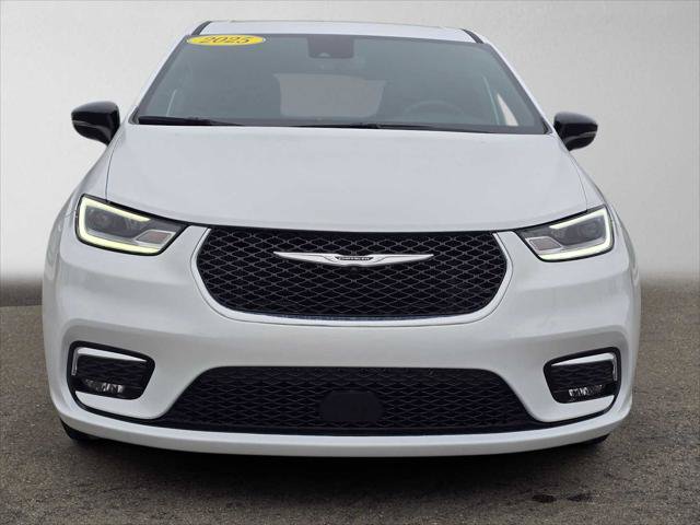 Used 2025 Chrysler Pacifica Select FWD image 8
