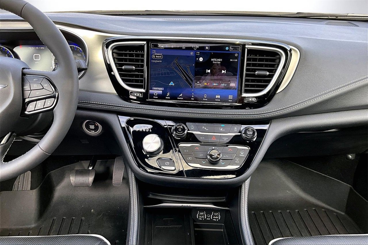 Used 2023 Chrysler Pacifica Limited w/ S Appearance Package image 11