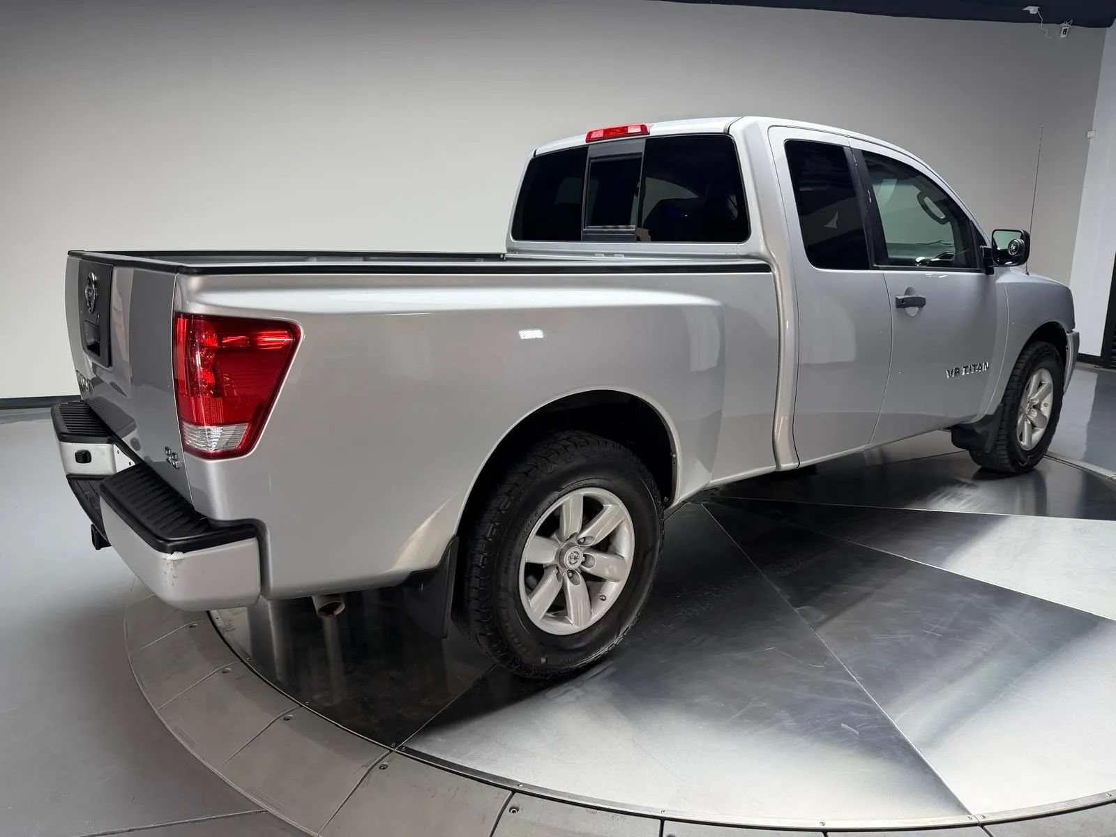 Used 2010 Nissan Titan XE w/ XE Popular Equipment Pkg RWD image 2