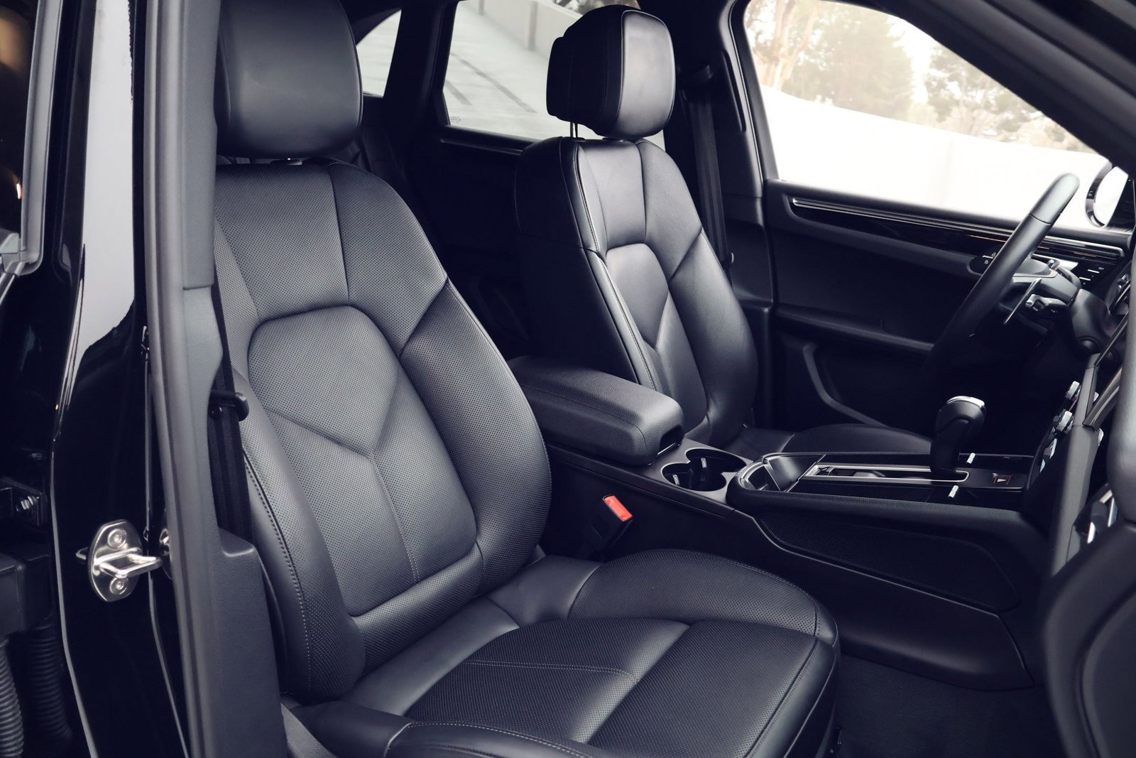 Certified 2025 Porsche Macan image 24