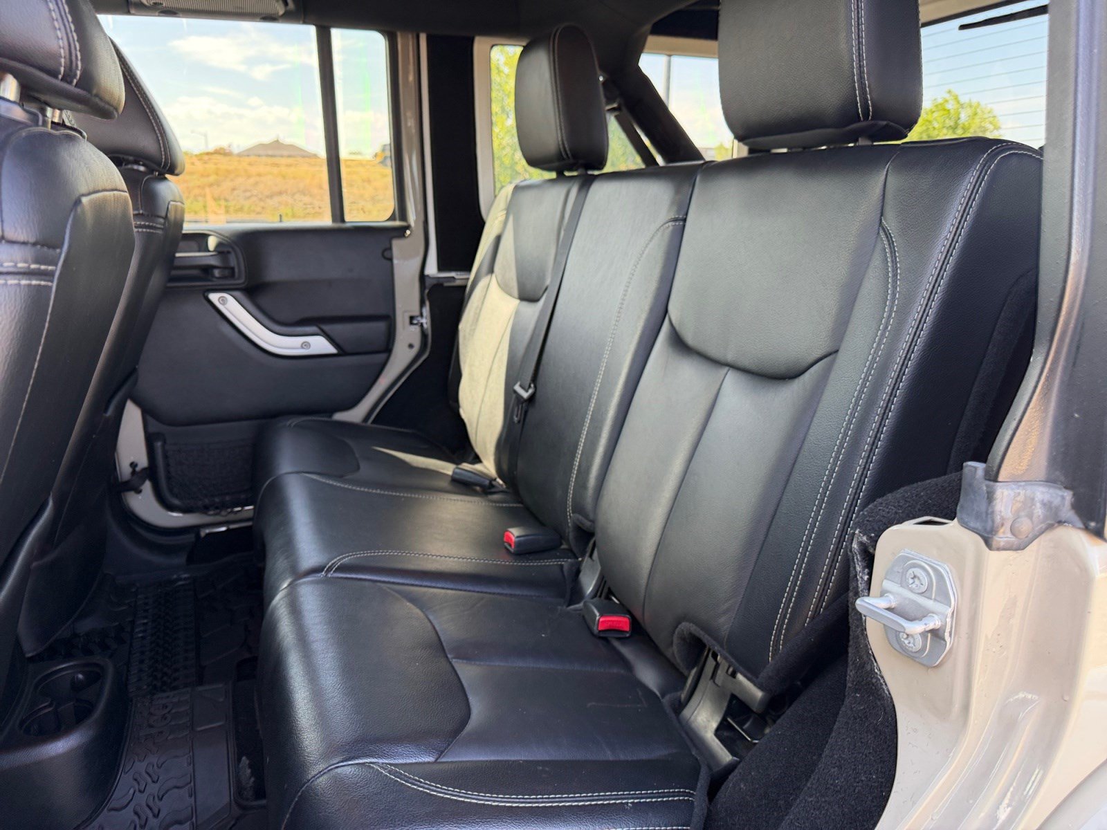 Used 2018 Jeep Wrangler Unlimited Sahara w/ Connectivity Group AWD/4WD image 17