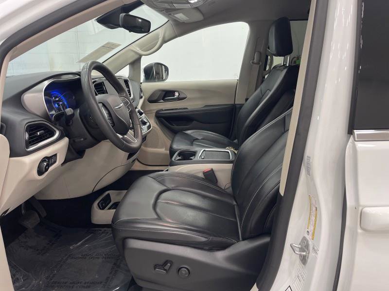 Used 2023 Chrysler Pacifica Touring-L image 13
