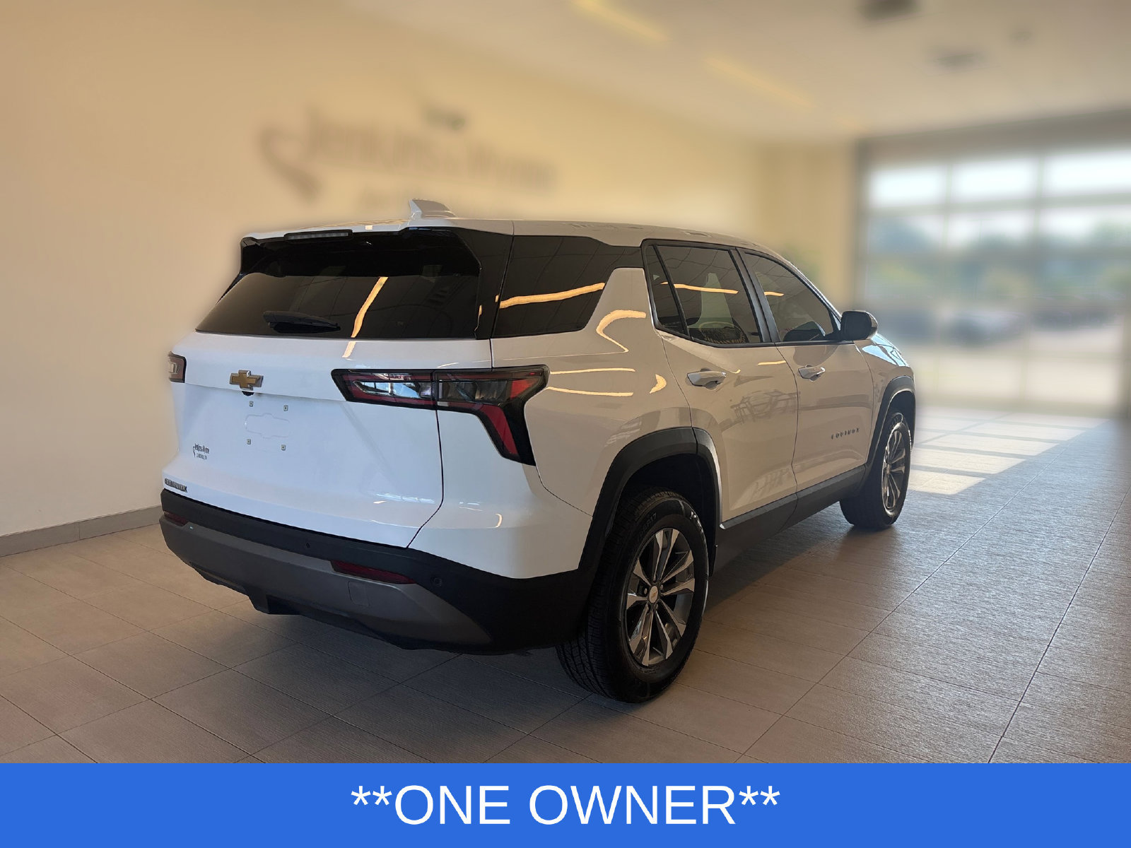 Used 2025 Chevrolet Equinox LT FWD image 2