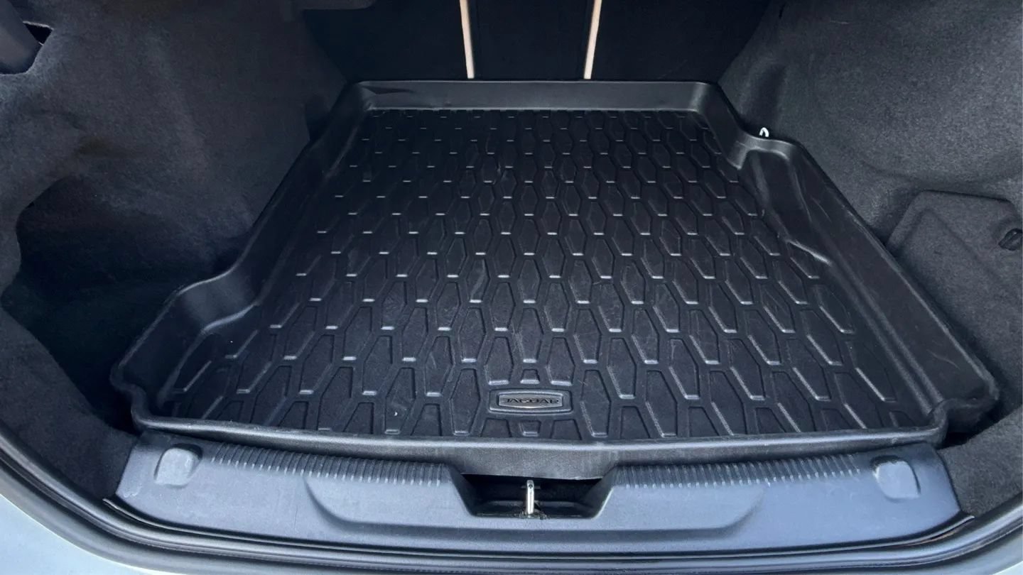 Used 2019 Jaguar XE Premium RWD image 46