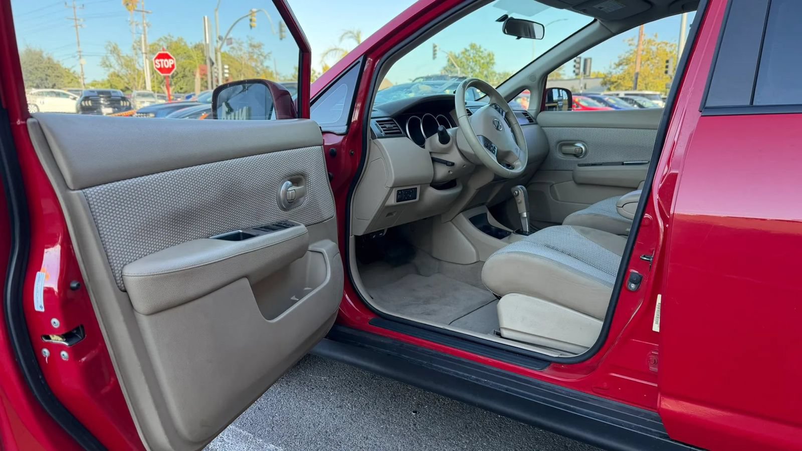 Used 2007 Nissan Versa Hatchback w/ Convenience Pkg FWD image 9