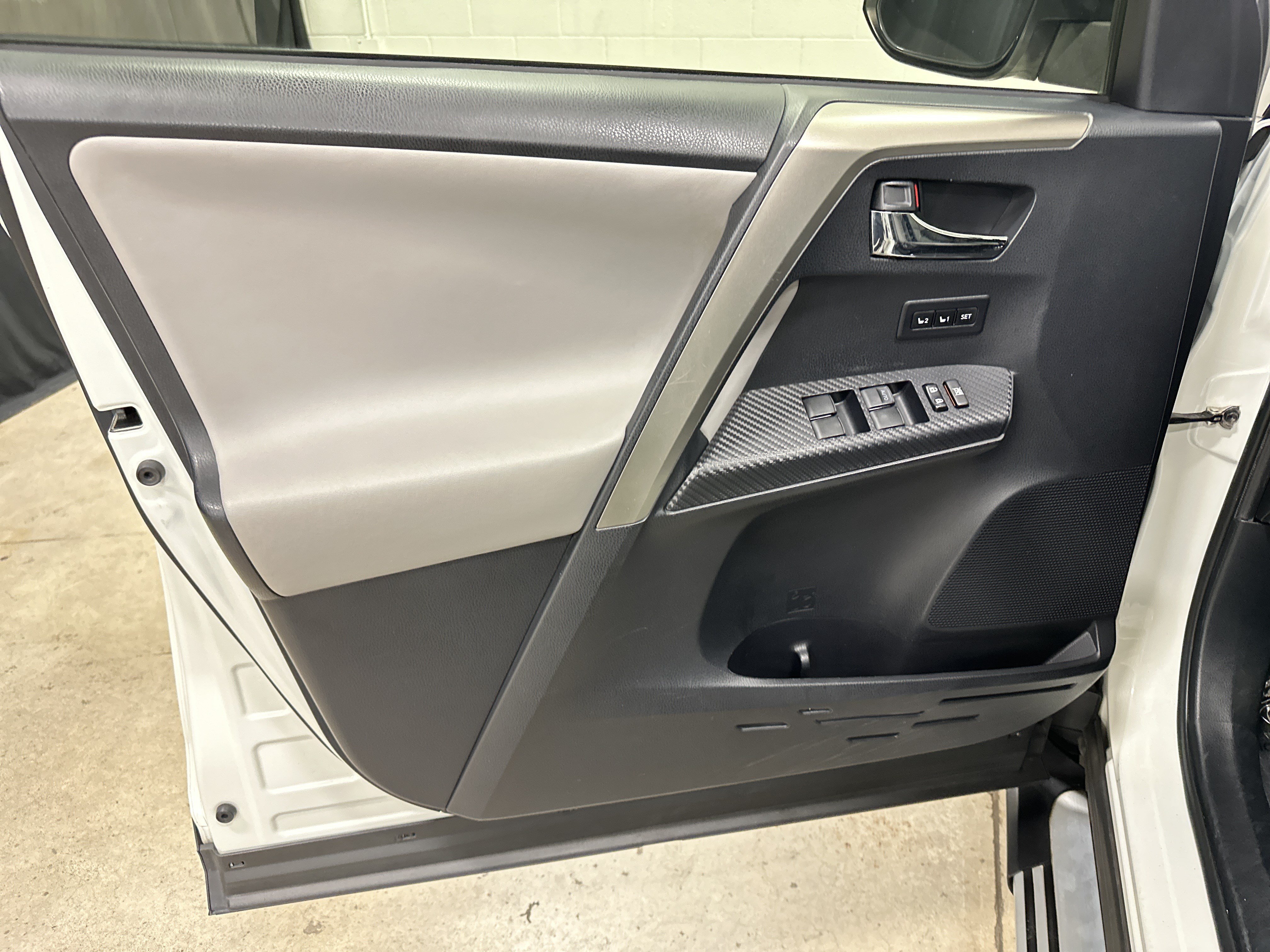 Used 2015 Toyota RAV4 Limited AWD/4WD image 15