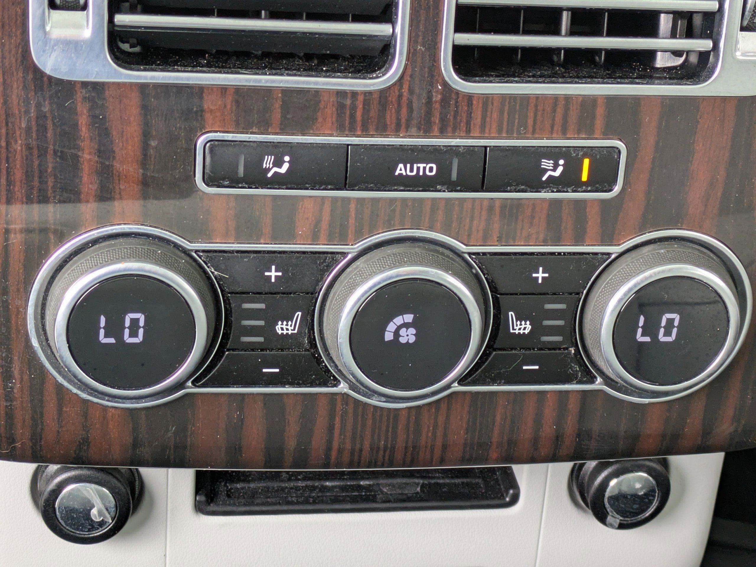 Used 2015 Land Rover Range Rover HSE image 17