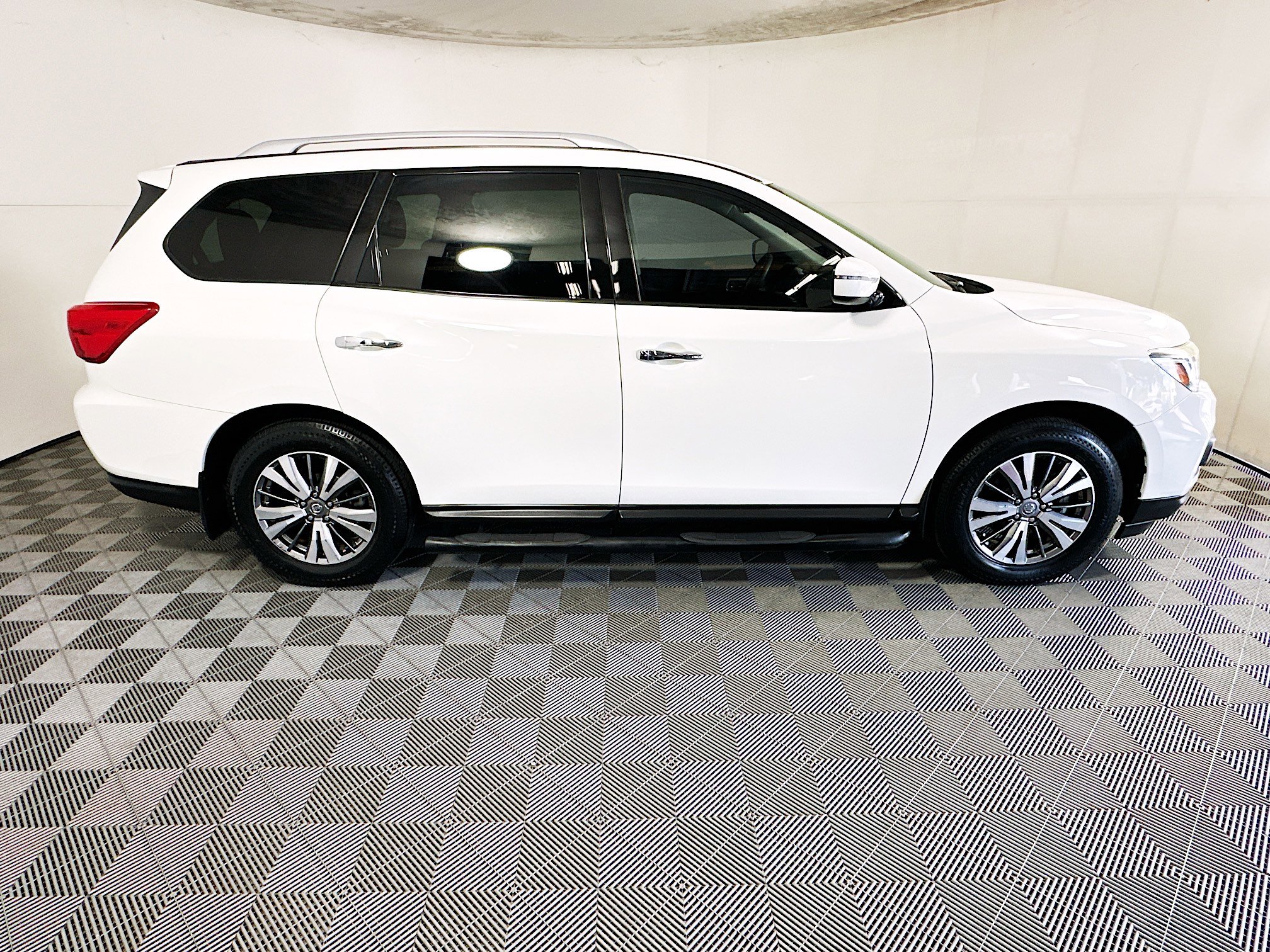 Used 2020 Nissan Pathfinder S FWD image 2