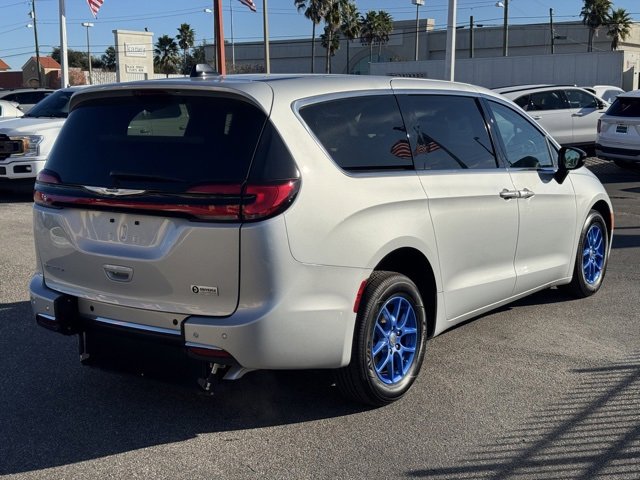 Used 2024 Chrysler Pacifica Touring-L image 5