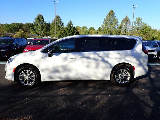 New 2026 Chrysler Pacifica Select image 2