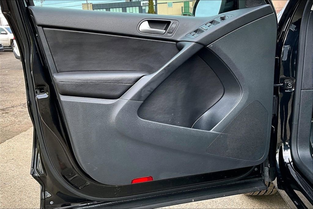 Used 2017 Volkswagen Tiguan S image 23