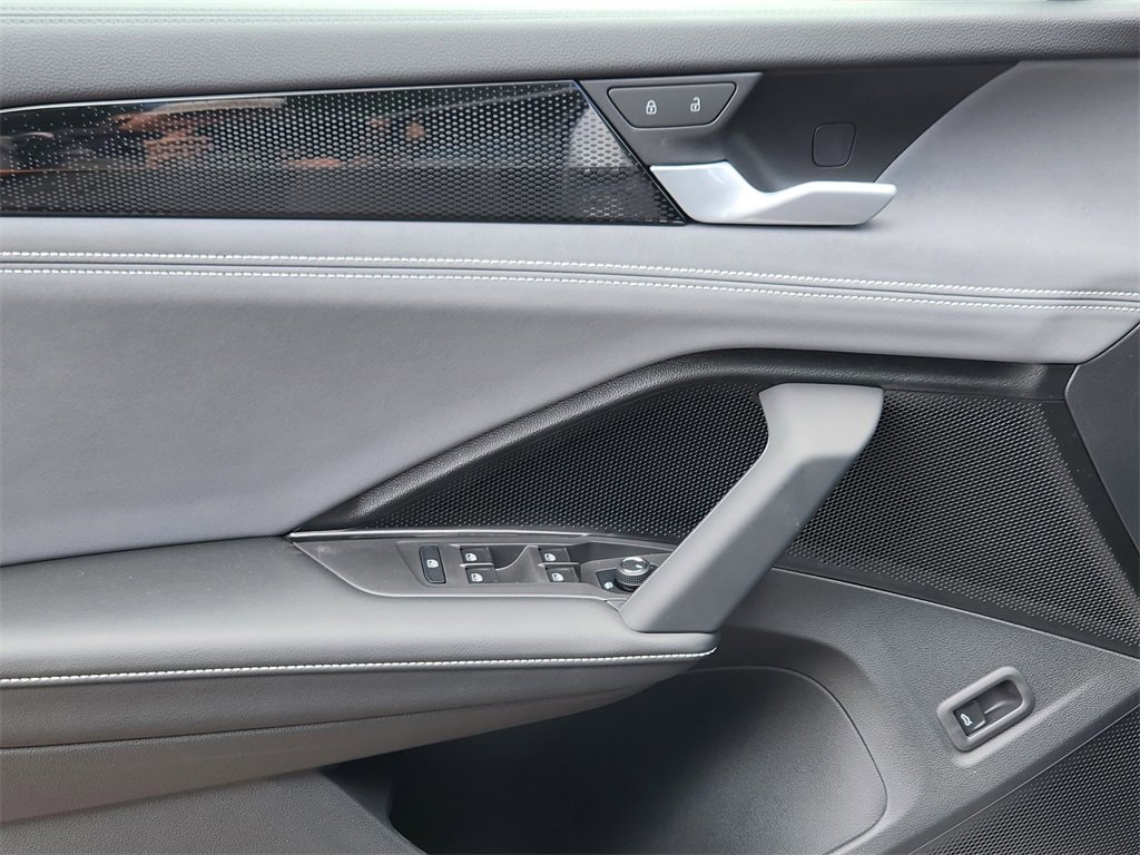 New 2025 Volkswagen Tiguan SE image 3