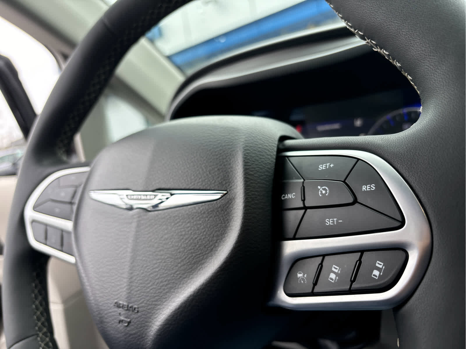 Used 2024 Chrysler Pacifica Touring-L image 12