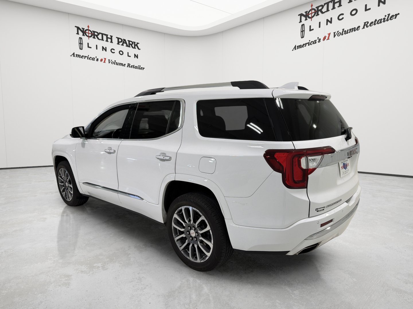 Used 2021 GMC Acadia Denali w/ Denali Technology Package FWD image 3