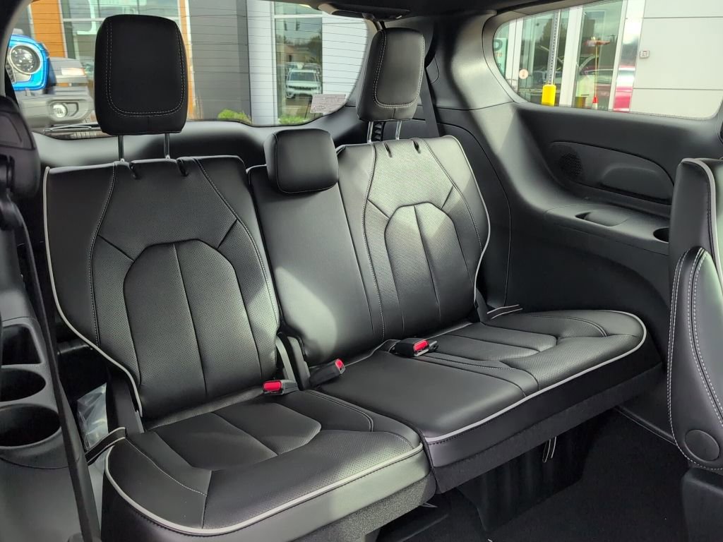 New 2026 Chrysler Pacifica Limited AWD/4WD image 14