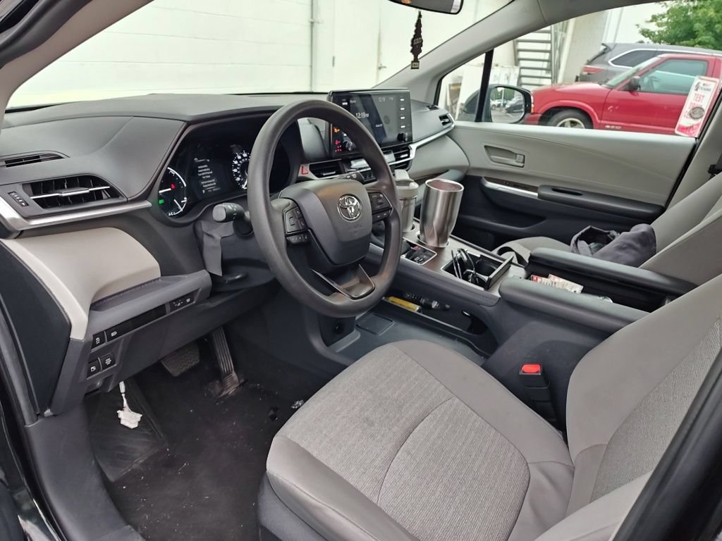 Used 2024 Toyota Sienna LE FWD image 7