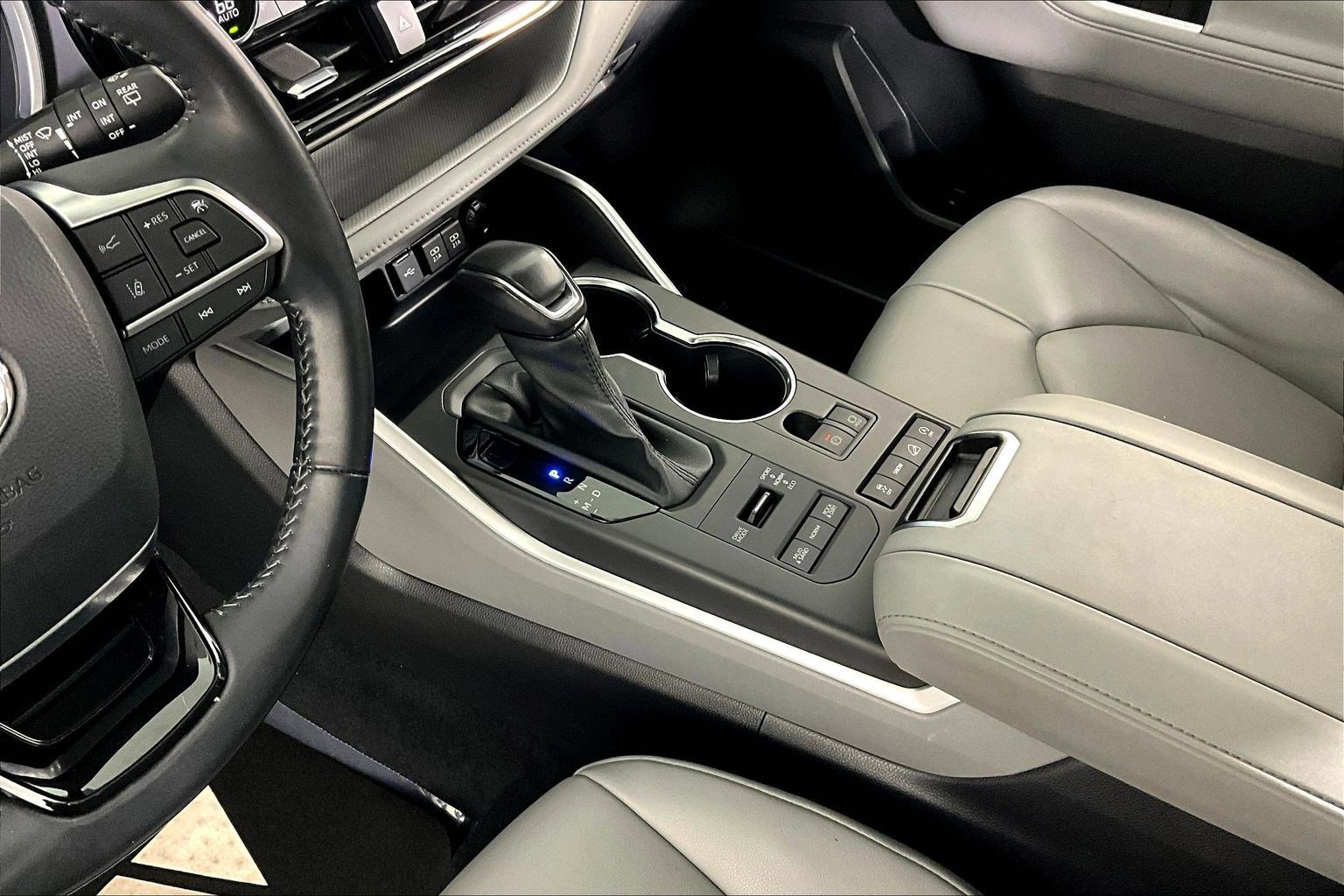 Used 2020 Toyota Highlander XLE image 18