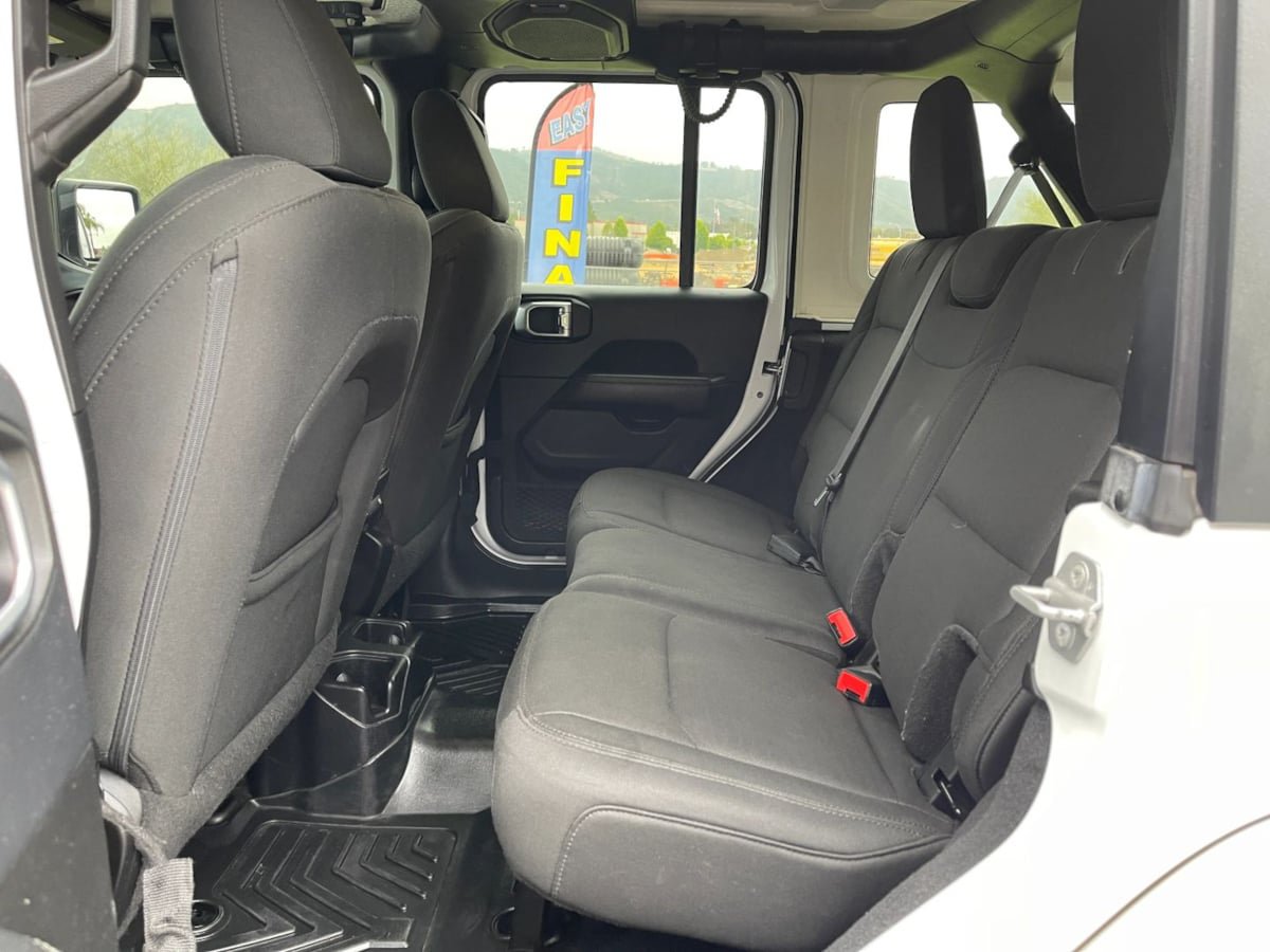 Used 2019 Jeep Wrangler Unlimited Sahara AWD/4WD image 18
