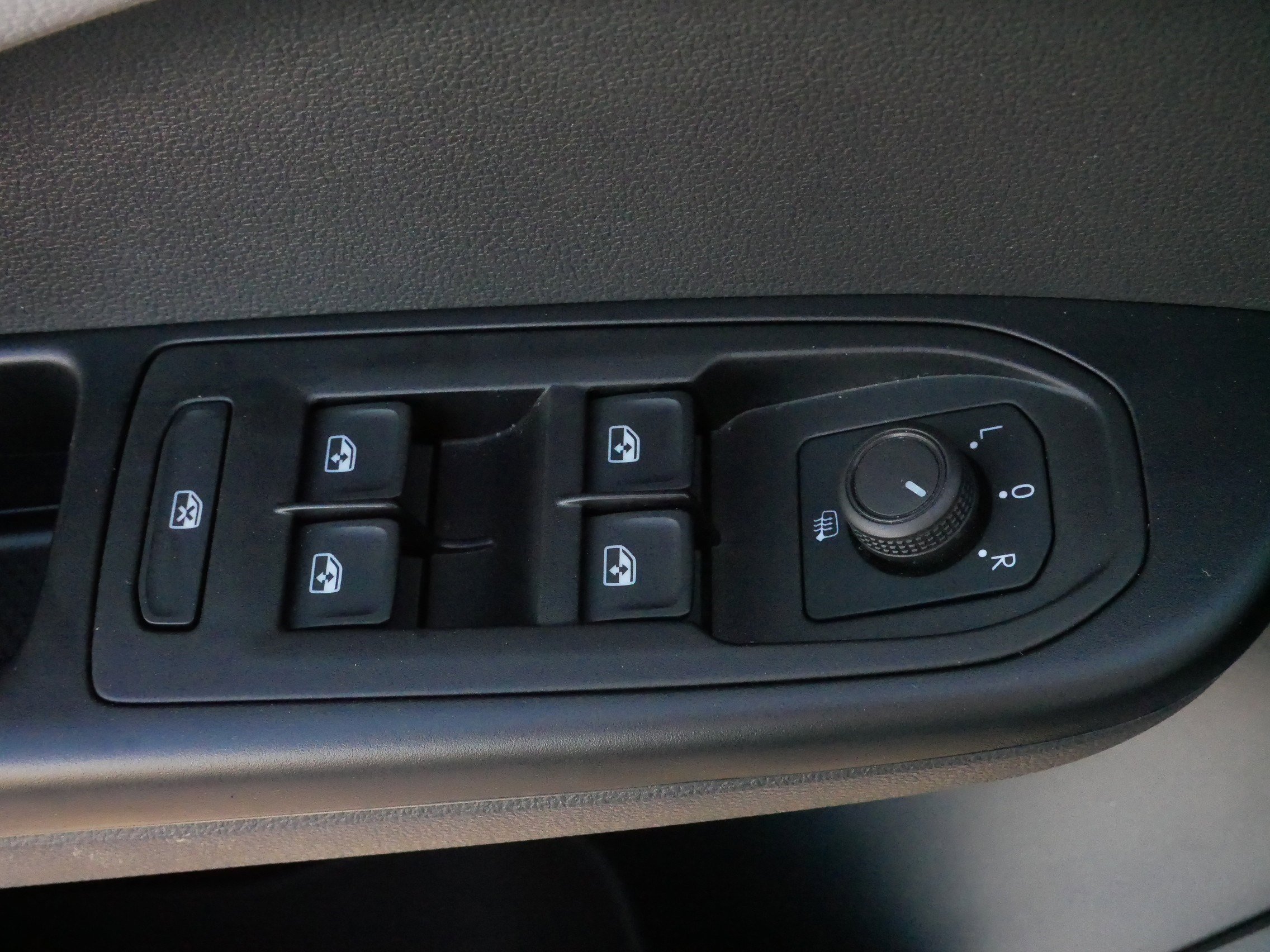 Used 2024 Volkswagen Taos SE w/ Panoramic Sunroof Package image 19