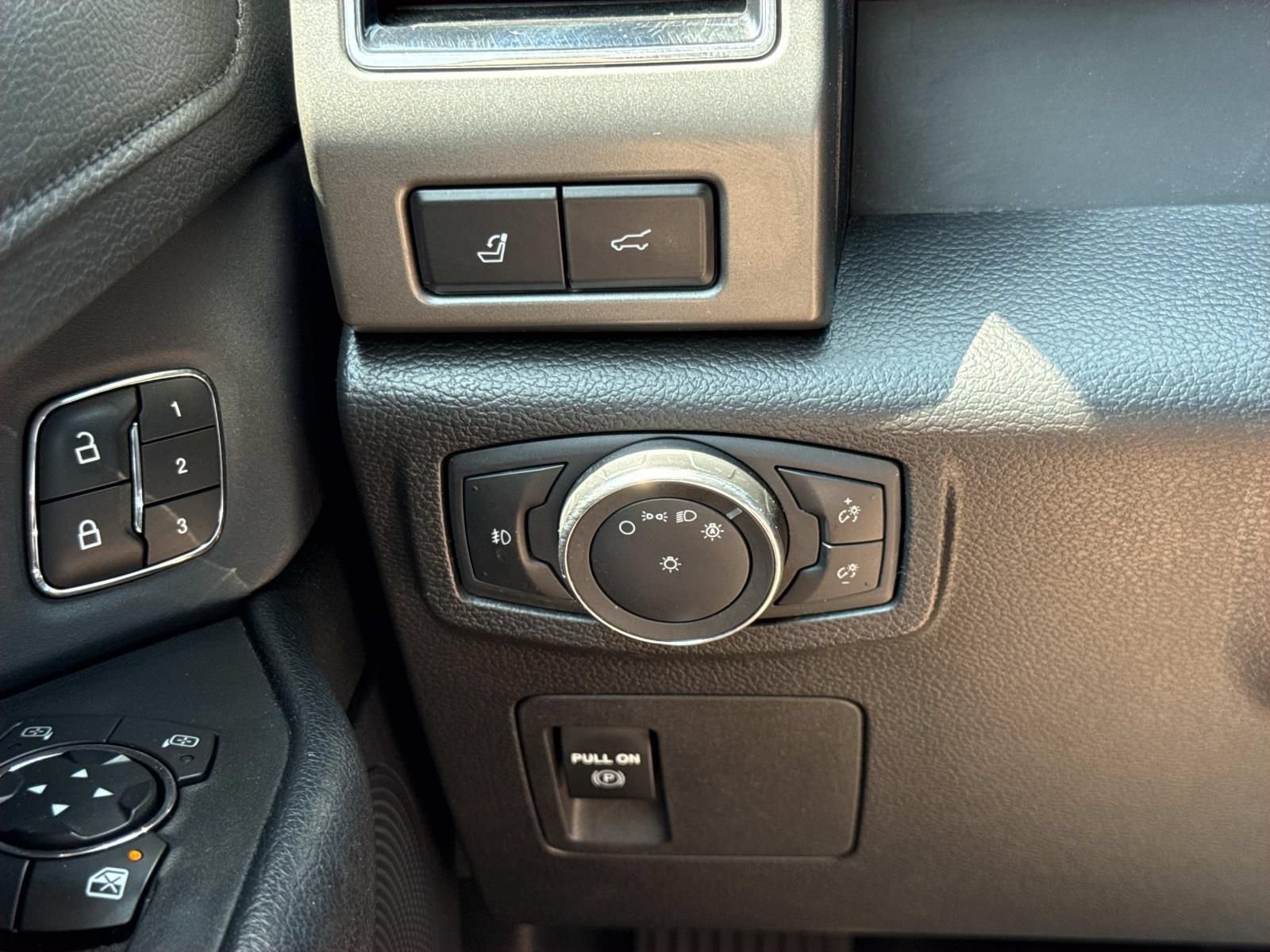 Used 2020 Ford Expedition XLT w/ Equipment Group 202A AWD/4WD image 18