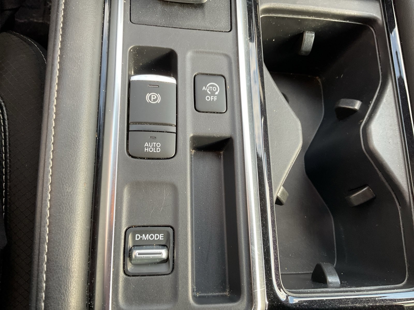 Used 2024 Nissan Pathfinder SL FWD image 13