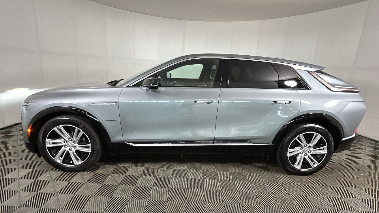 Used 2024 Cadillac Lyriq Tech AWD/4WD image 7