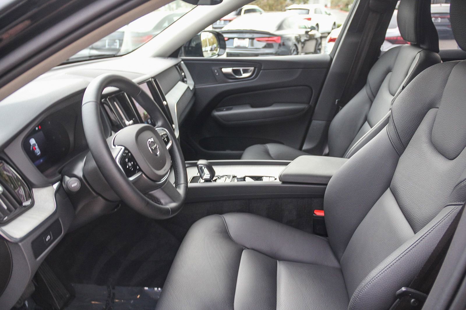 Used 2025 Volvo XC60 B5 Plus image 22