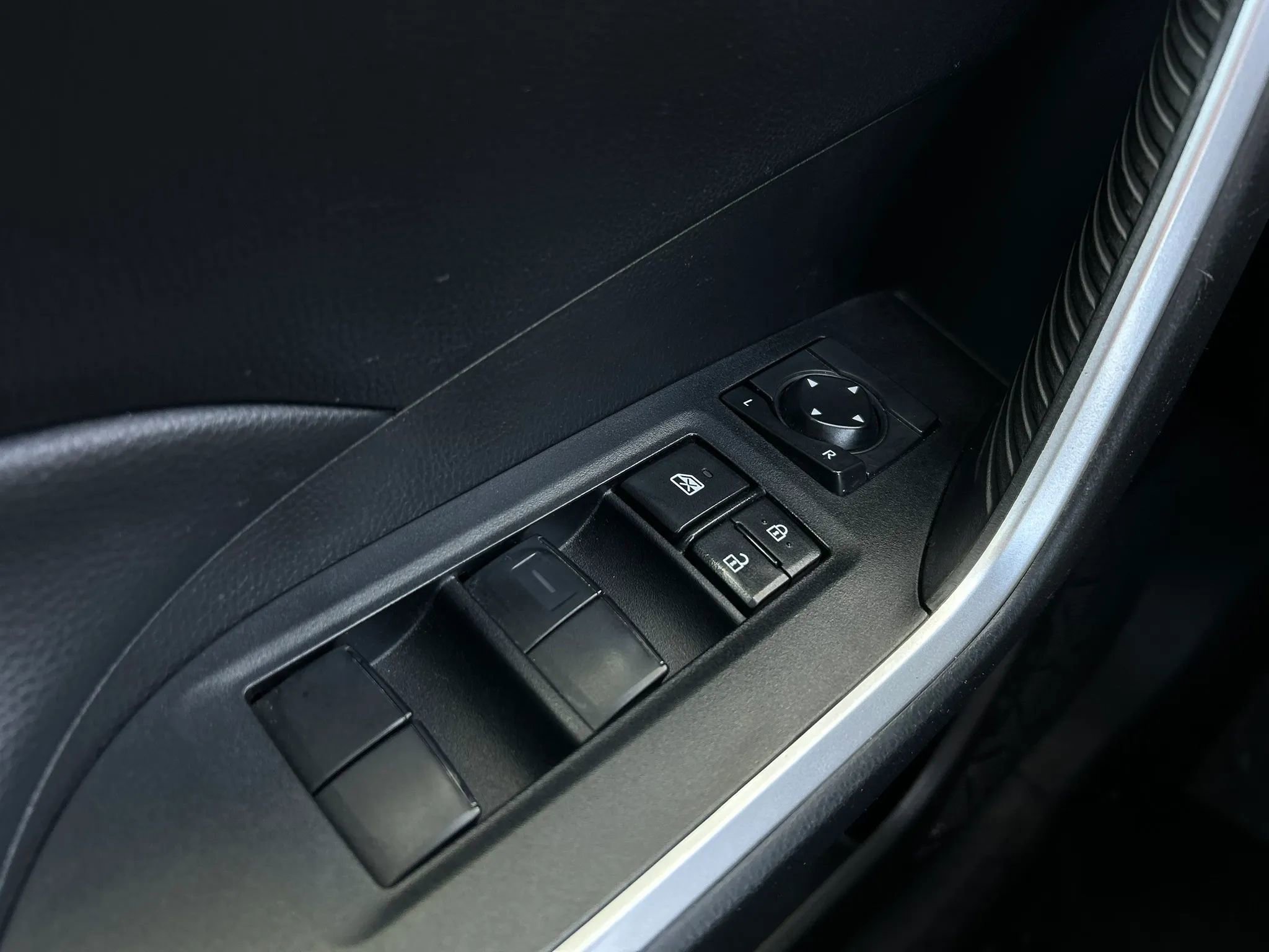 Used 2022 Toyota RAV4 LE AWD/4WD image 17
