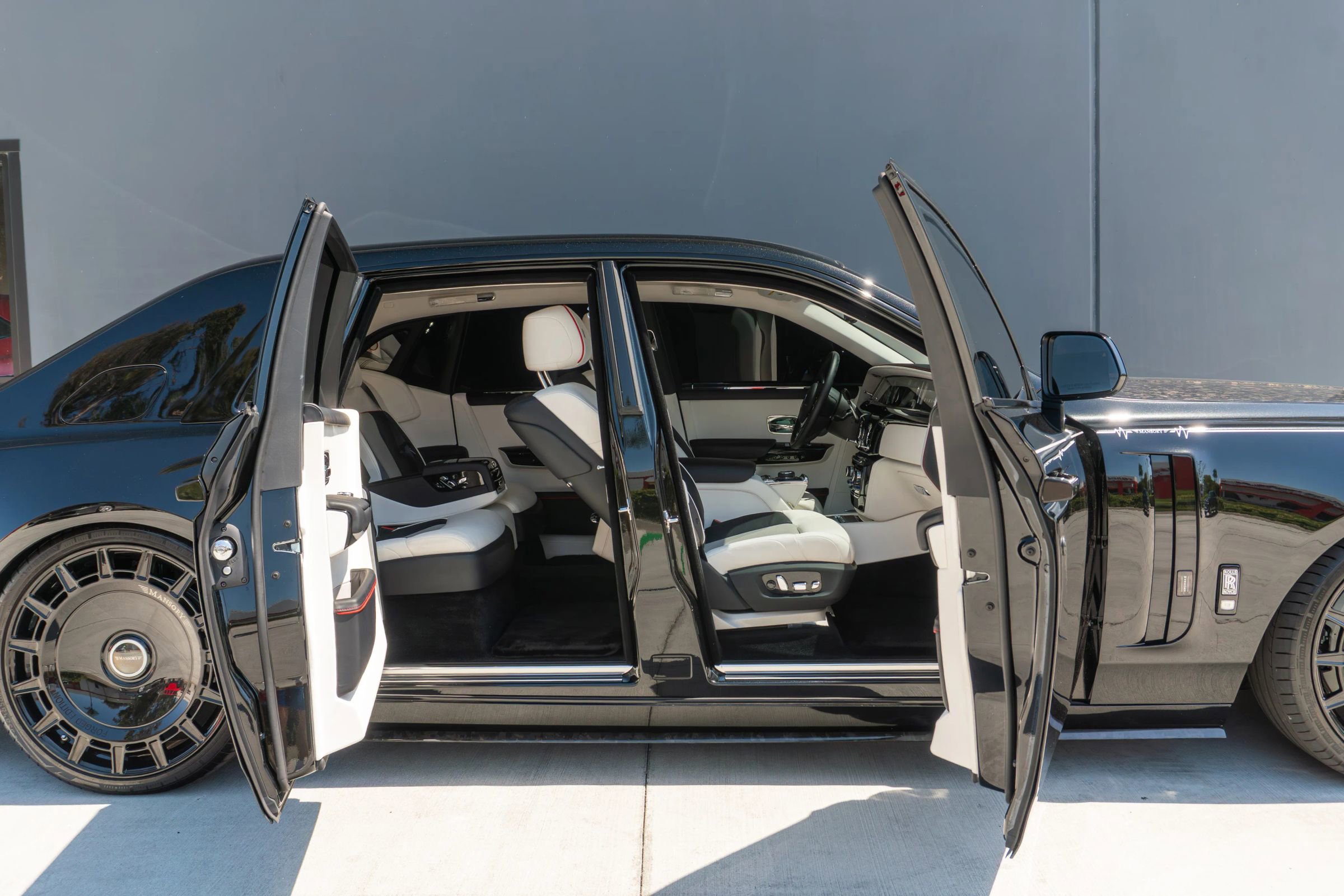 Used 2024 Rolls-Royce Phantom Sedan w/ The Phantom Package RWD image 15