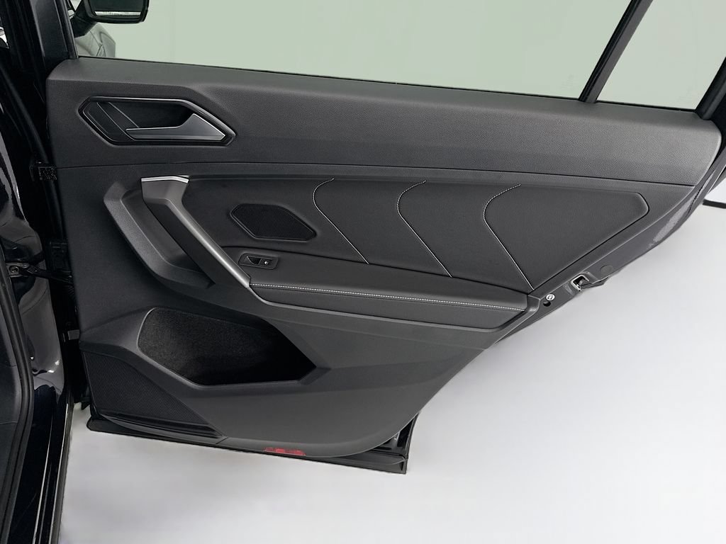 Used 2023 Volkswagen Tiguan SE w/ Panoramic Sunroof Package FWD image 26