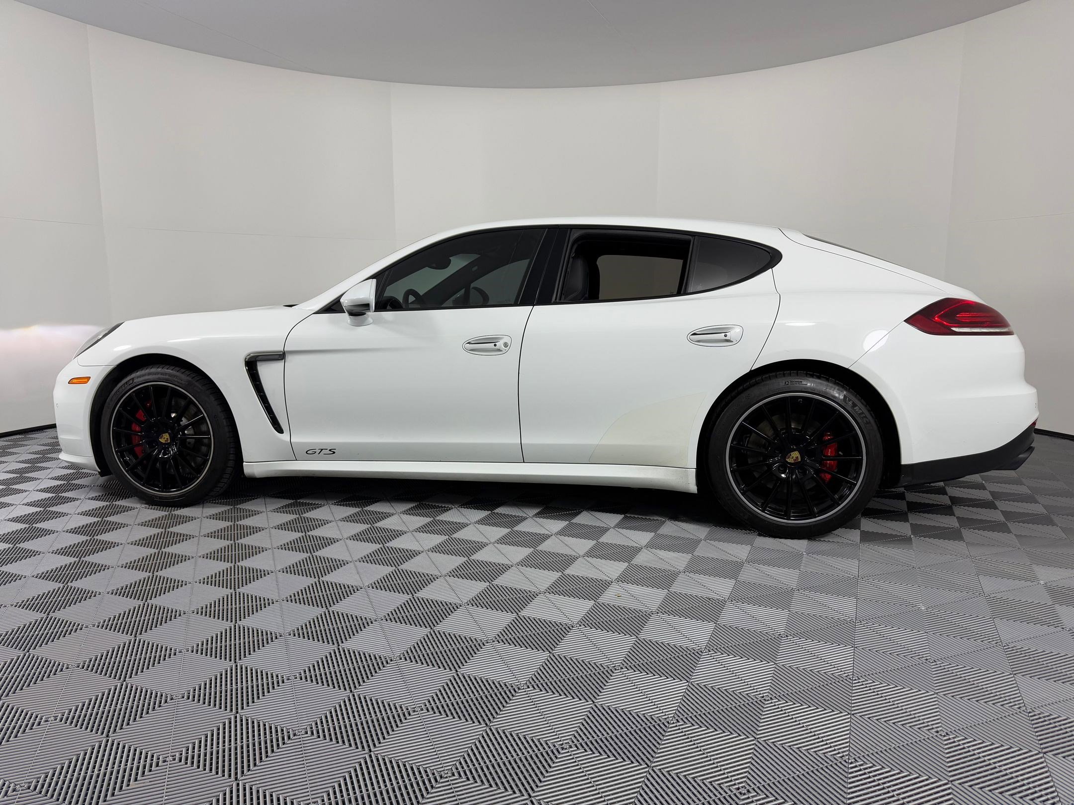 Used 2016 Porsche Panamera GTS image 2