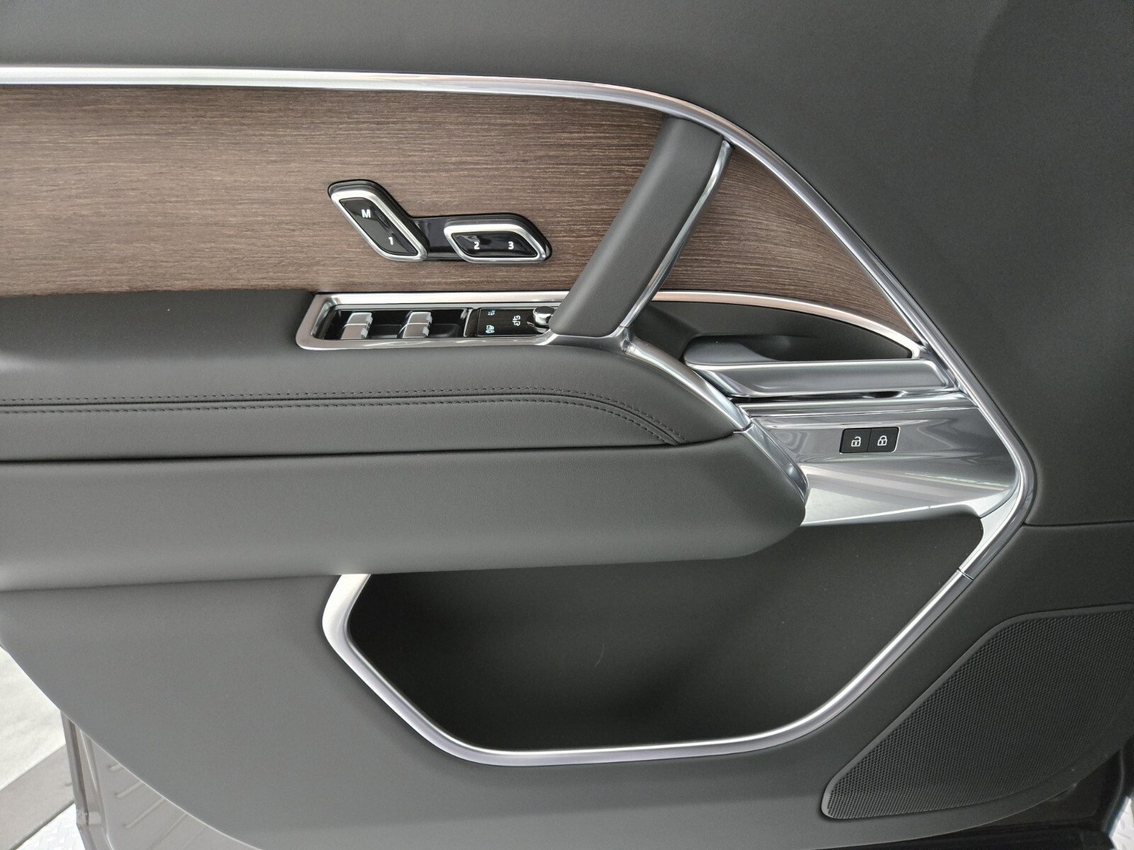 New 2025 Land Rover Range Rover SE image 21