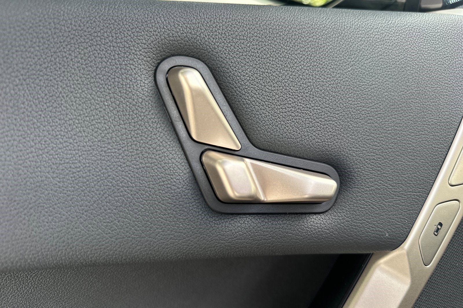 Used 2025 BMW iX xDrive50 w/ Sport Package image 14