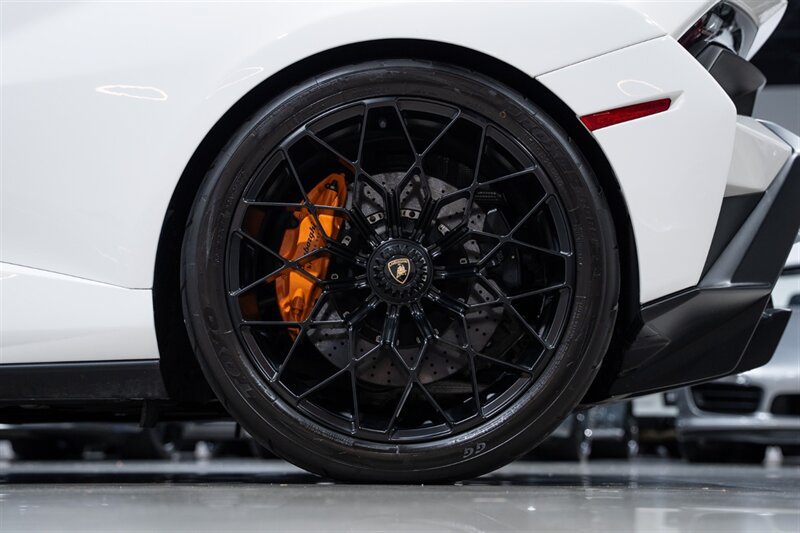 Used 2022 Lamborghini Huracan STO RWD image 13