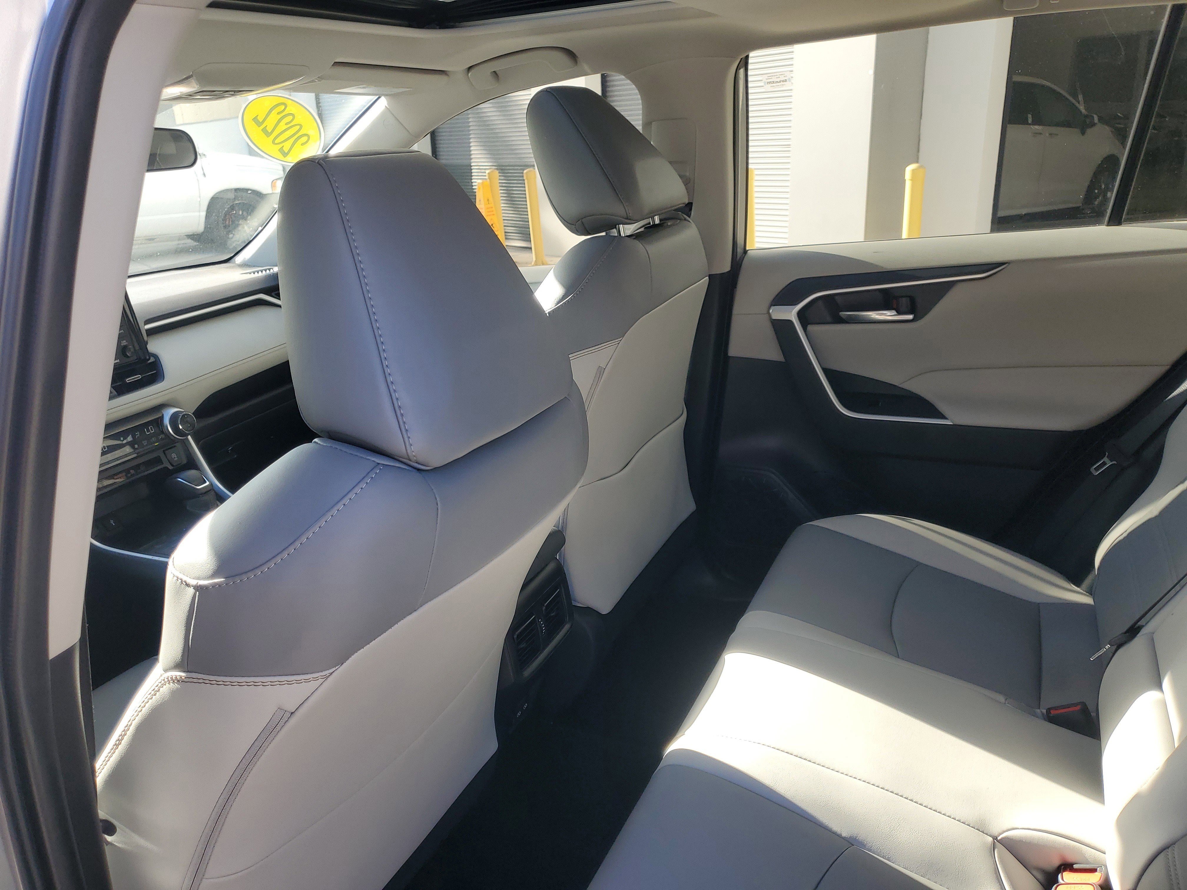 Used 2022 Toyota RAV4 XLE Premium image 15