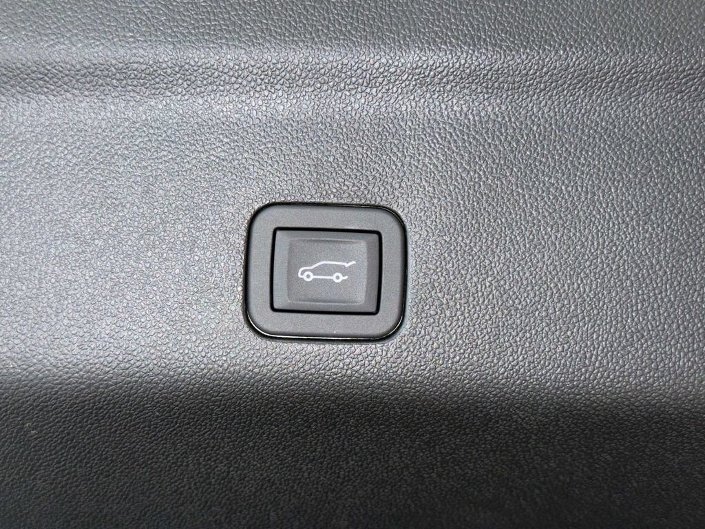 Used 2026 Cadillac Escalade Platinum Sport w/ LPO, ONYX Package AWD/4WD image 18