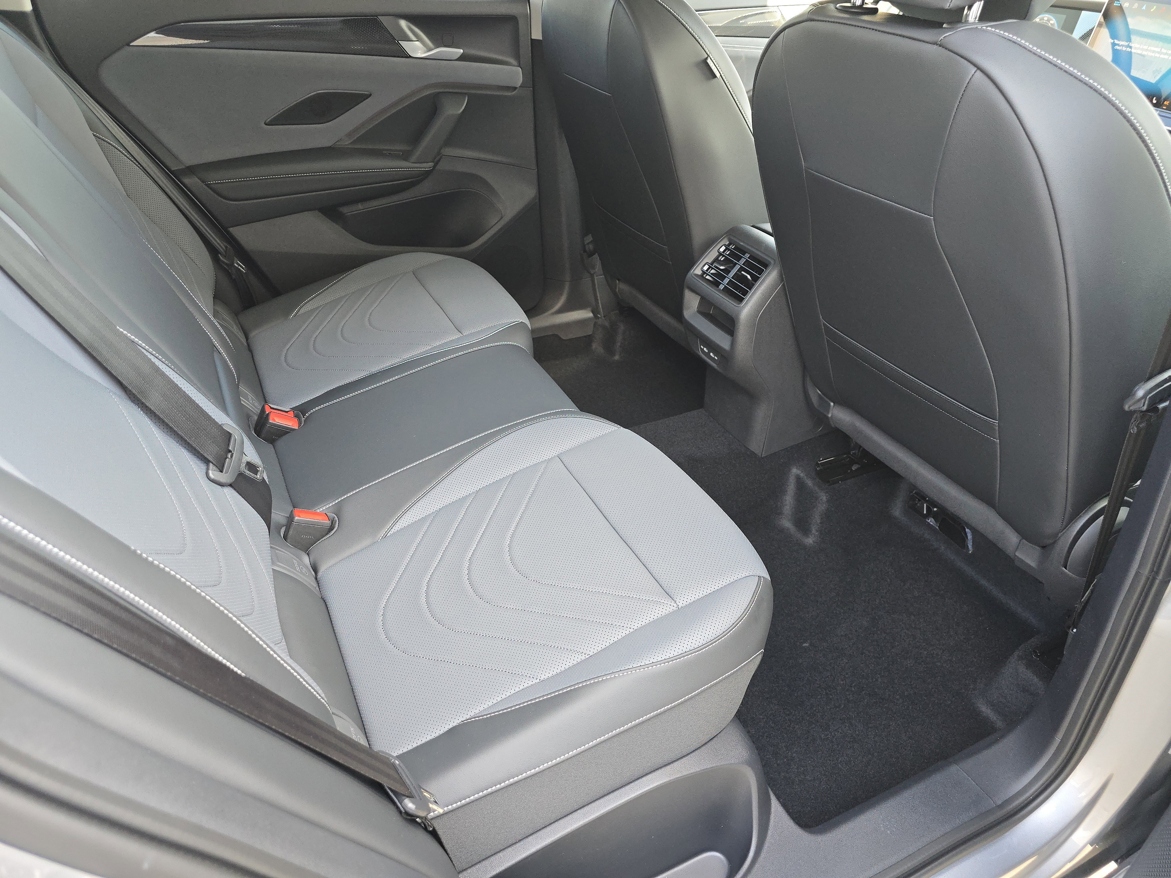 New 2025 Volkswagen Tiguan SE image 16