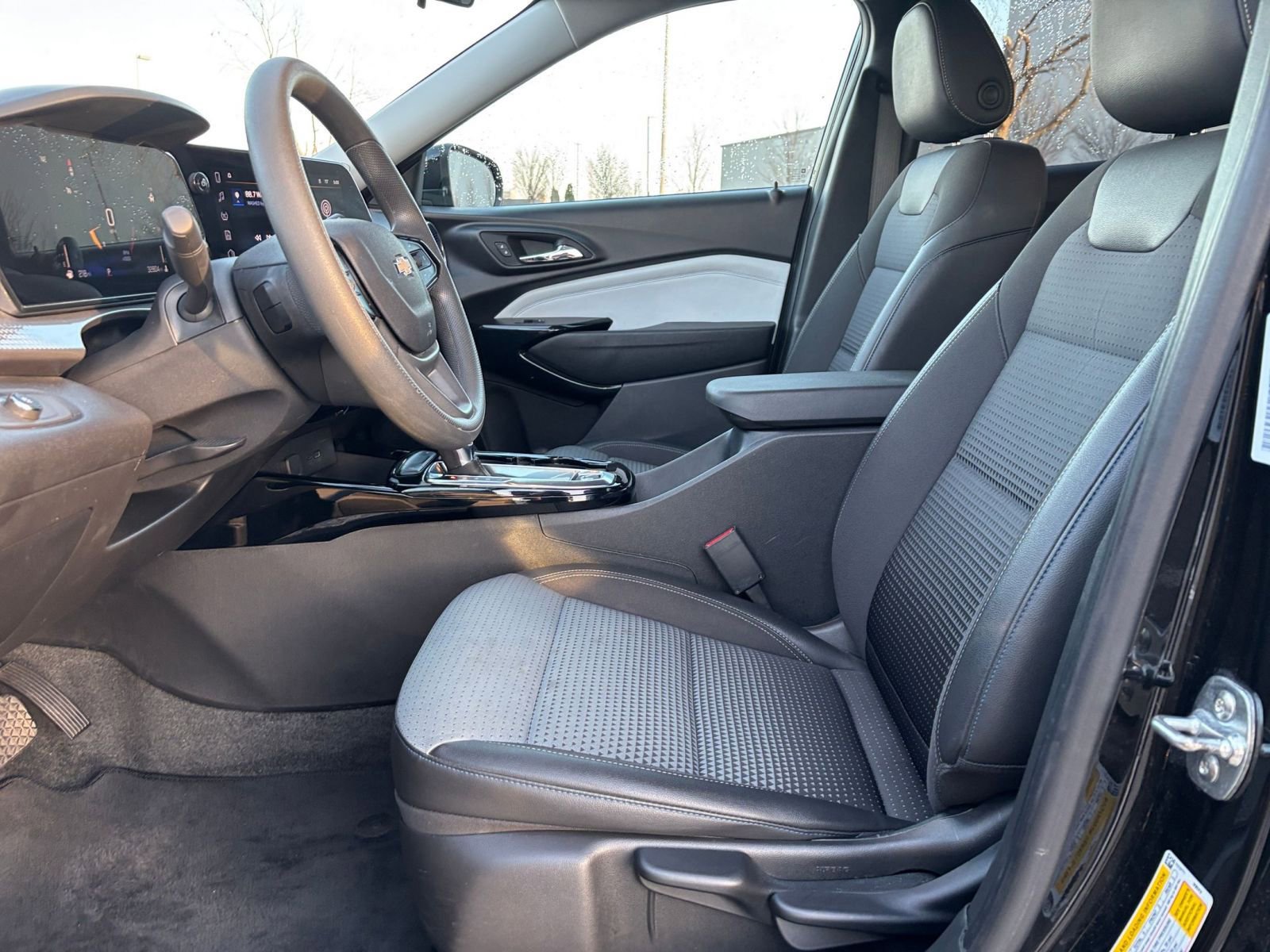 Used 2025 Chevrolet Trax LT image 25