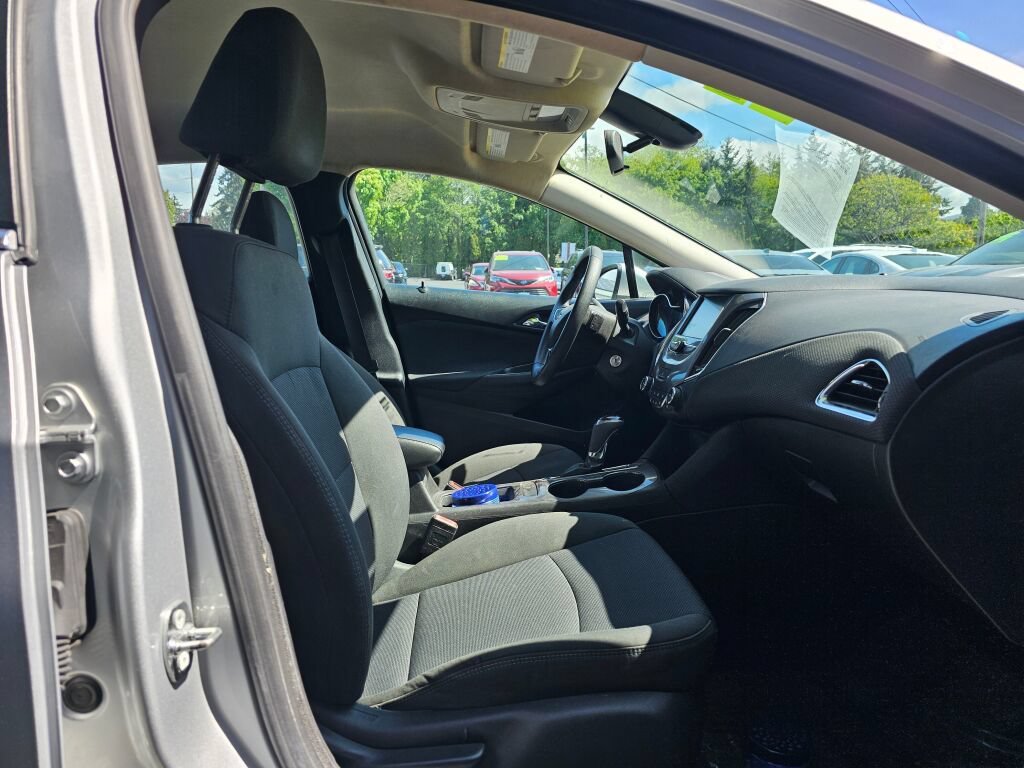 Used 2017 Chevrolet Cruze LT FWD image 9