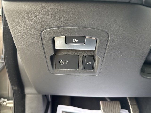 Used 2019 Land Rover Range Rover Velar R-Dynamic SE image 17